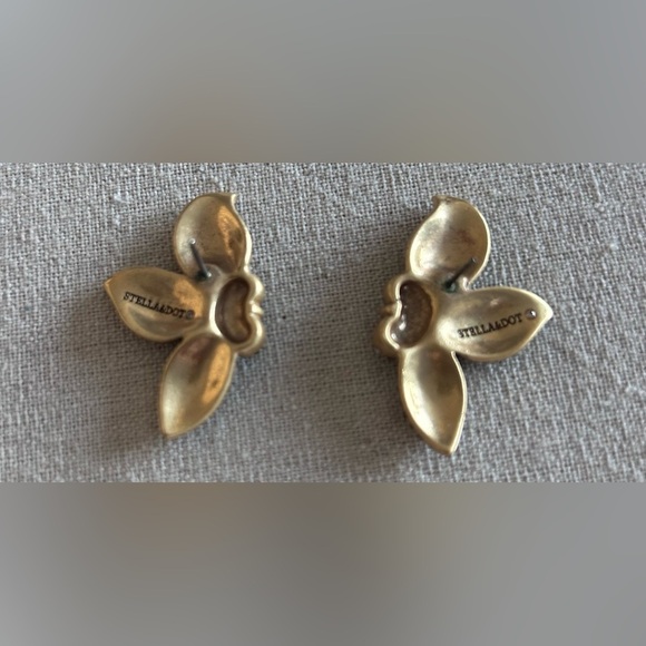 stella & dot ~ pavé blush & green petal stud earrings ~ retired - Picture 5 of 7